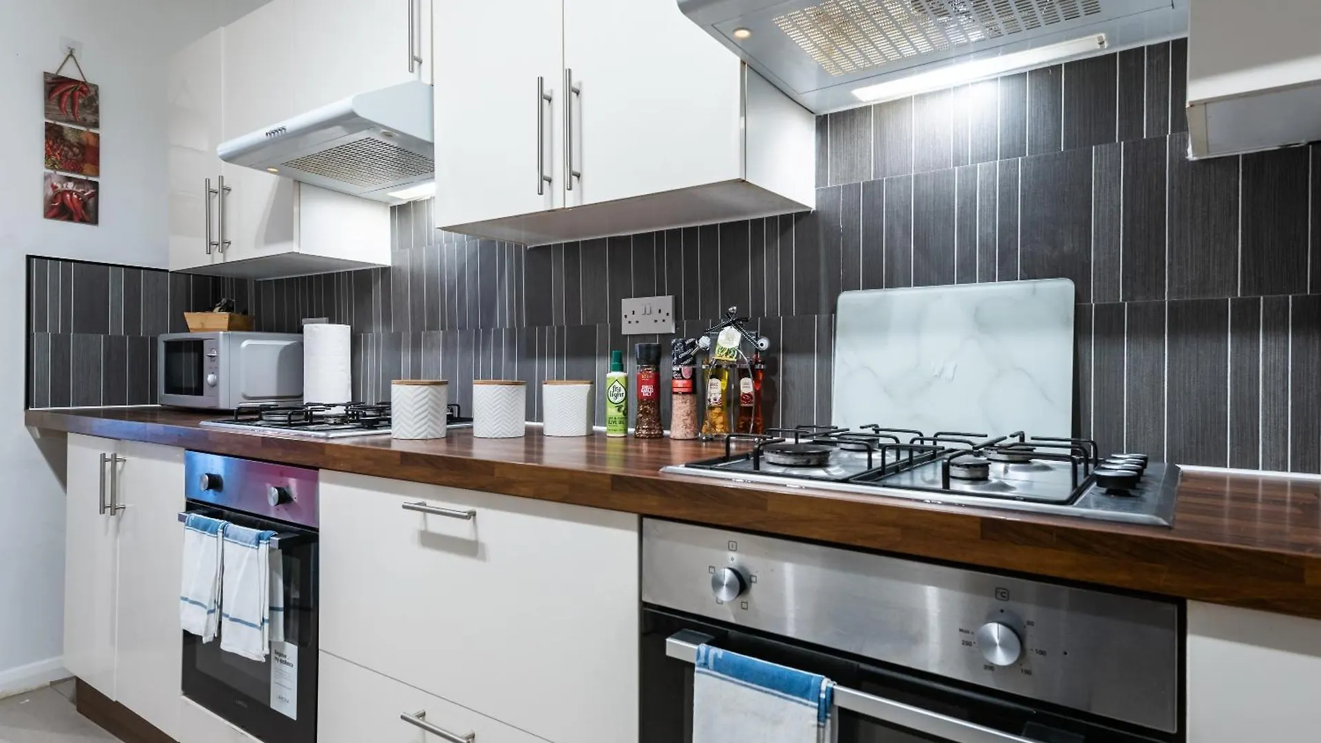 6 Roomy Bedrooms Favour Spacious Inn - Sleeps 13 Hull Central Location location