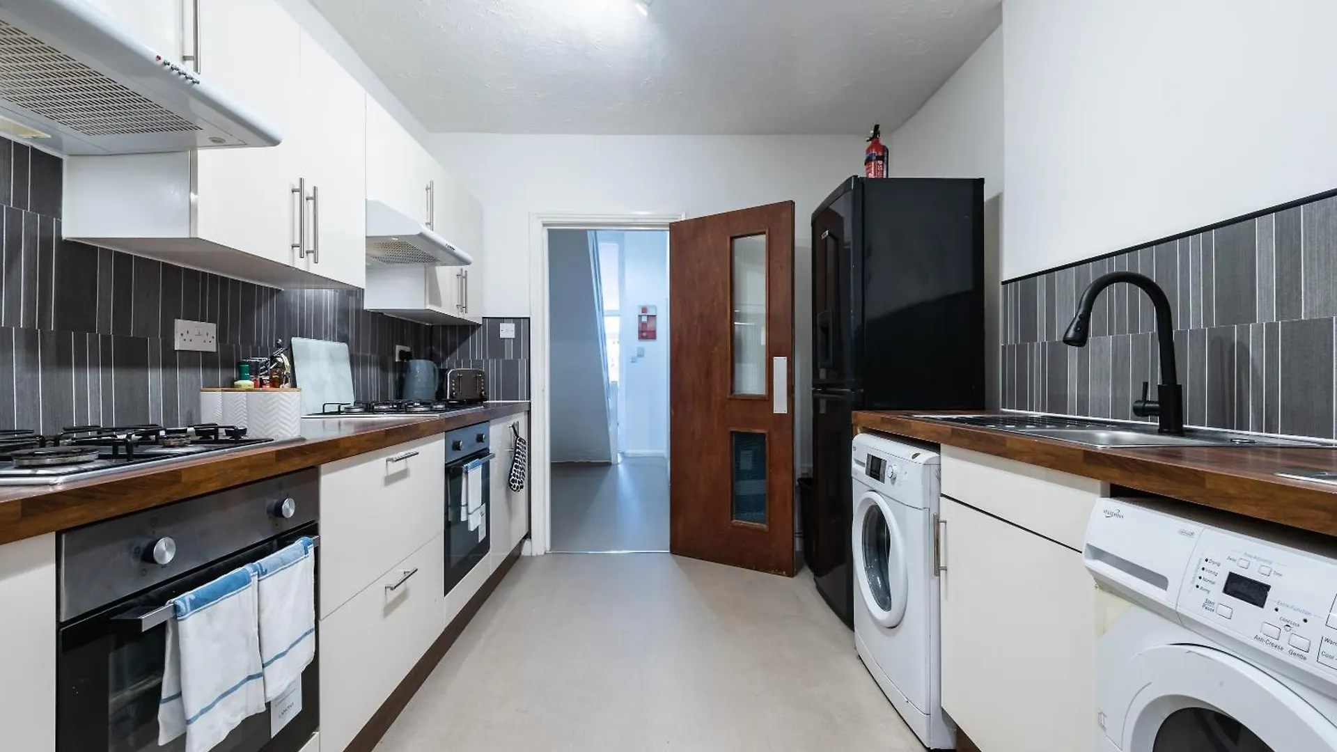 קינגסטון אפון הול 6 Roomy Bedrooms Favour Spacious Inn - Sleeps 13 Hull Central Location 0*, קינגסטון אפון הול בריטניה