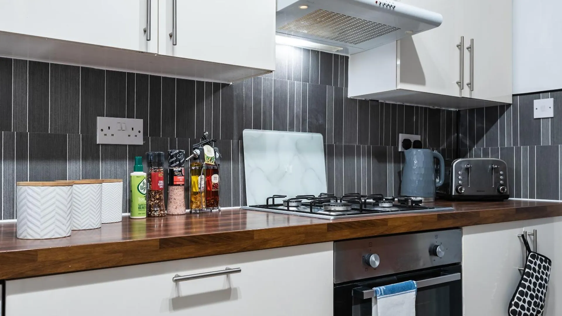 בית נופש קינגסטון אפון הול 6 Roomy Bedrooms Favour Spacious Inn - Sleeps 13 Hull Central Location בריטניה