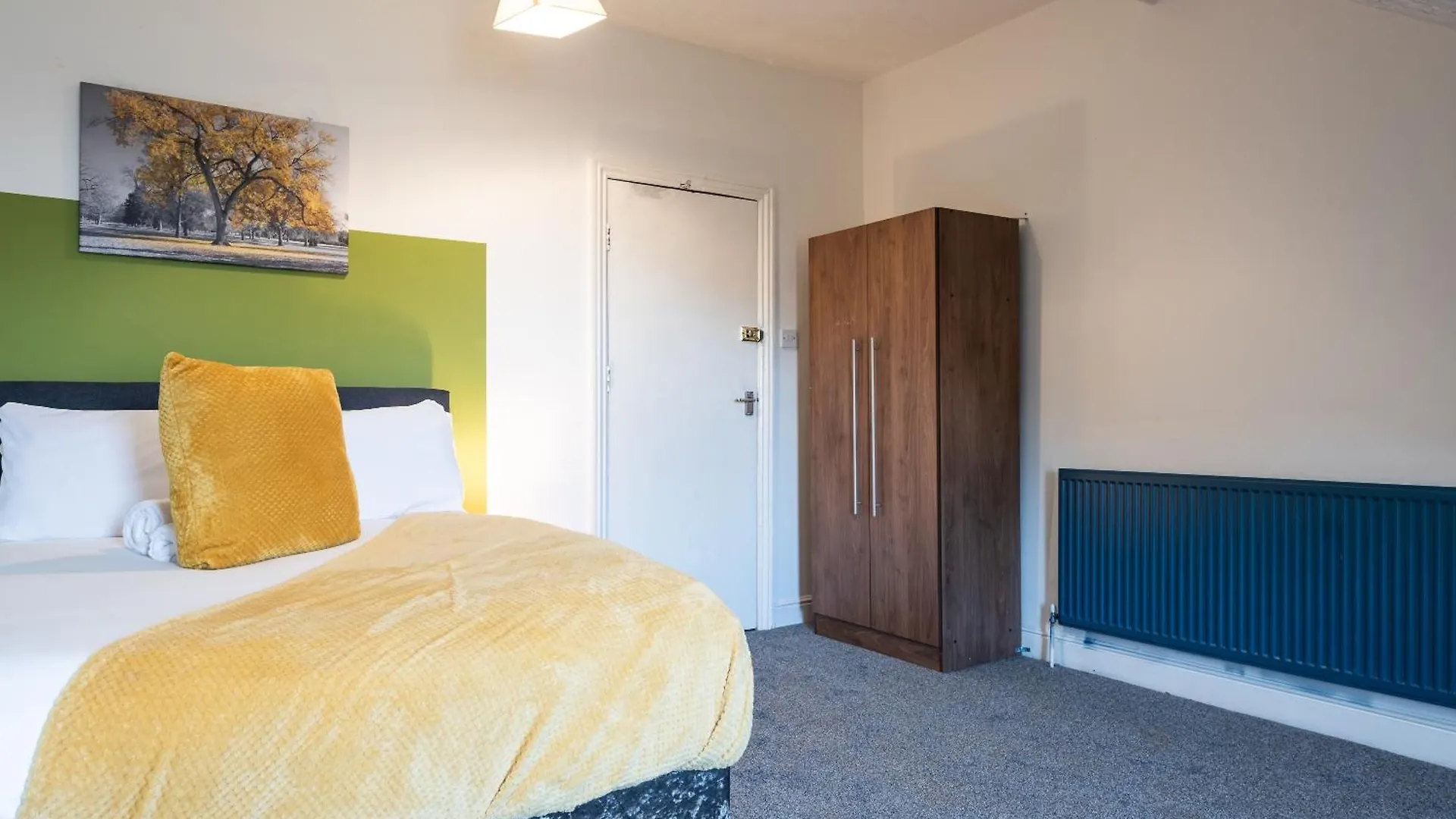 6 Roomy Bedrooms Favour Spacious Inn - Sleeps 13 Hull Central Location Kingston upon Hull 0*,